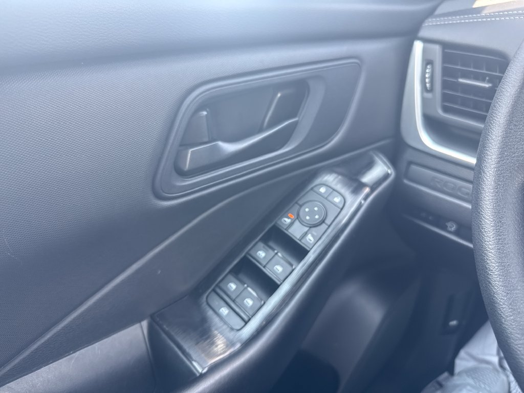 Used 2024 Nissan Rogue S FWD image 11
