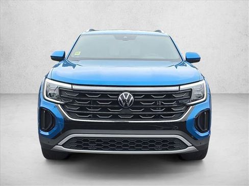 Used 2024 Volkswagen Atlas Cross Sport SE w/ Panoramic Sunroof Package image 2