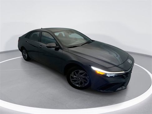 Used 2024 Hyundai Elantra SEL image 1