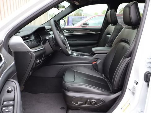 Used 2026 Jeep Grand Cherokee Limited AWD/4WD image 11