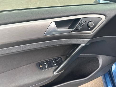 Used 2017 Volkswagen Golf S image 7