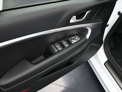 Used 2025 Genesis G70 2.5T image 12