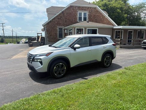 Used 2024 Nissan Rogue SV FWD image 1