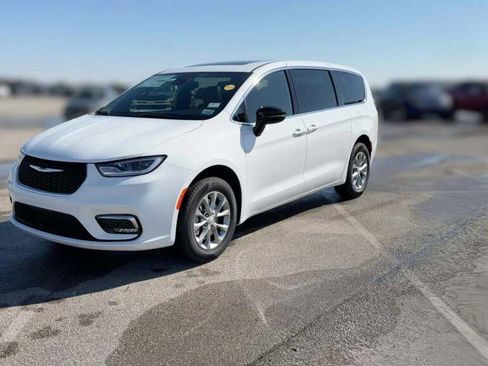 New 2026 Chrysler Pacifica Limited image 1