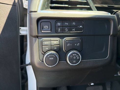 Used 2025 Chevrolet Suburban Z71 AWD/4WD image 24