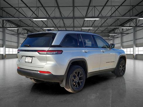New 2026 Jeep Grand Cherokee Altitude image 4