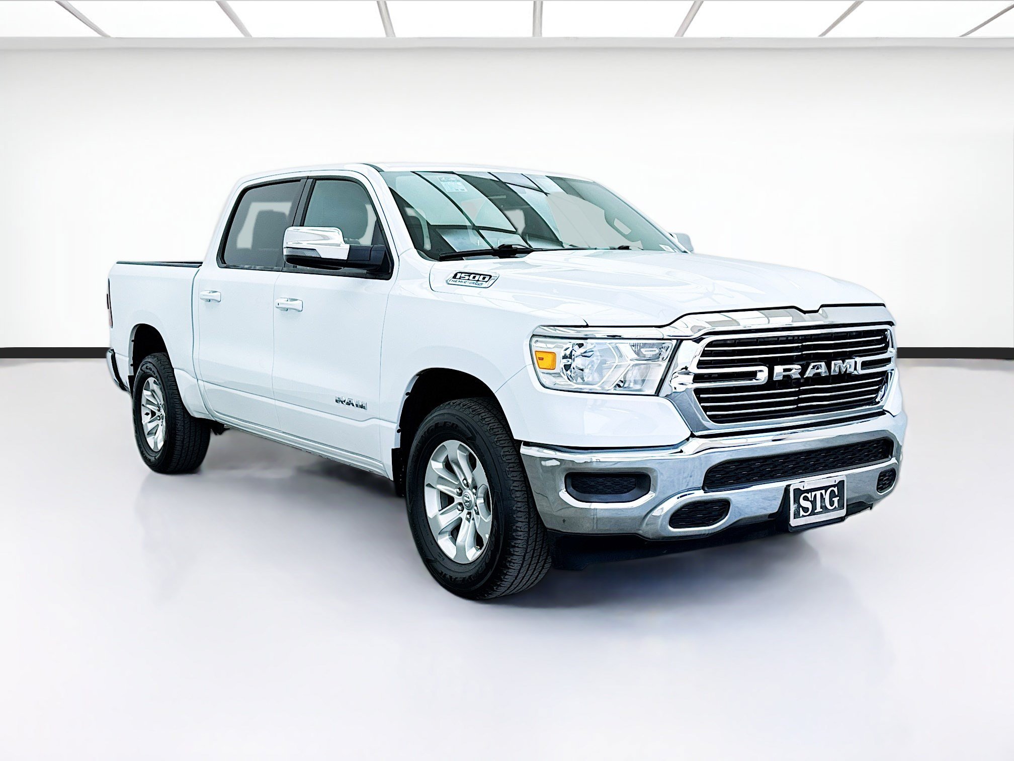 Used 2024 RAM 1500 Laramie AWD/4WD image 3