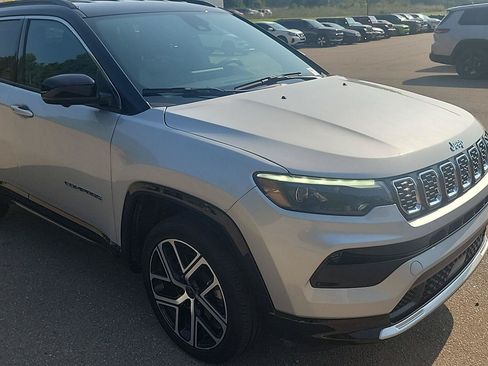 Certified 2025 Jeep Compass Limited w/ Elite Group AWD/4WD image 4