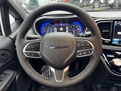 New 2026 Chrysler Pacifica Select image 19