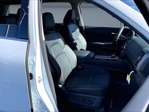 New 2025 Nissan Pathfinder SL image 11