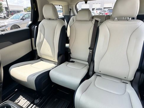 New 2026 Kia Carnival EX image 24