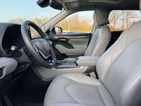 Used 2024 Toyota Highlander Limited image 13