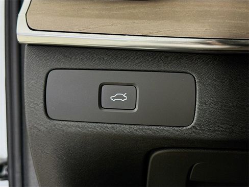 New 2025 Volvo XC90 B6 Plus w/ Protection Package Premier image 10