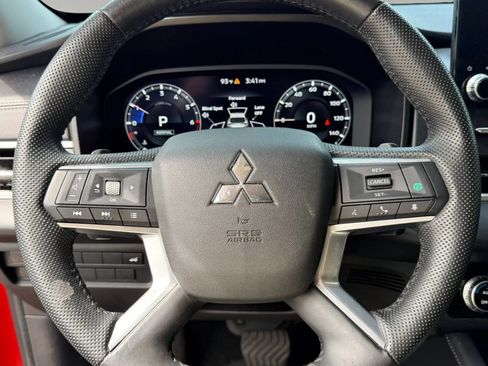 Used 2023 Mitsubishi Outlander SE FWD image 11
