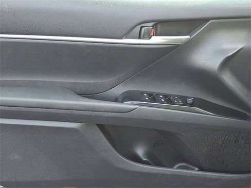 Used 2018 Toyota Camry SE image 12
