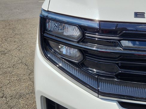 Used 2025 Ford Expedition Platinum w/ Stealth Appearance Package AWD/4WD image 9
