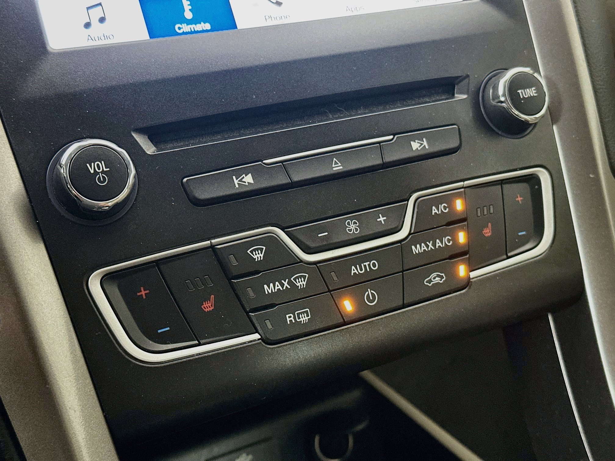 Used 2018 Ford Fusion SE w/ Fusion SE Technology Package FWD image 22