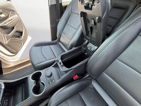 Used 2024 GMC Terrain SLT AWD/4WD image 12