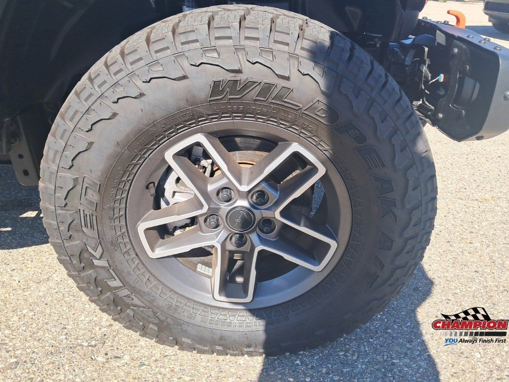 Used 2025 Jeep Gladiator Mojave AWD/4WD image 17