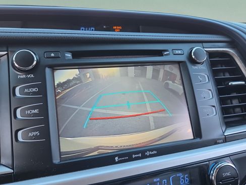Used 2019 Toyota Highlander Plus FWD image 18