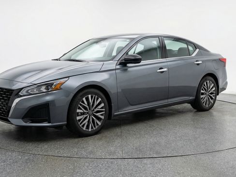 Used 2025 Nissan Altima 2.5 SV FWD image 3