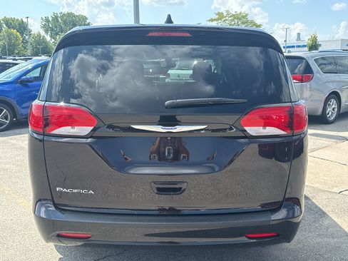 Used 2017 Chrysler Pacifica Touring FWD image 7
