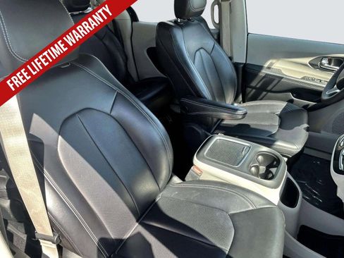 Used 2024 Chrysler Pacifica Limited FWD image 26