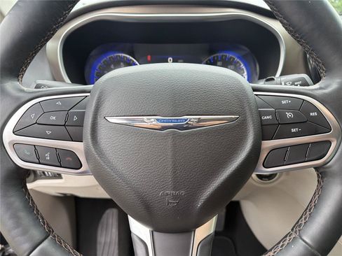 Used 2018 Chrysler Pacifica Touring-L Plus FWD image 19