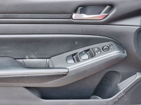 Used 2024 Nissan Altima 2.5 SV image 17