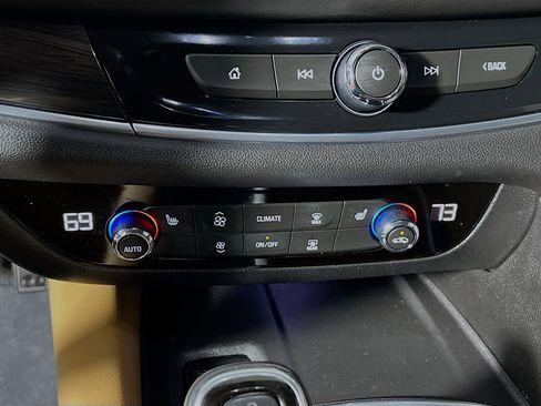 Used 2019 Buick Enclave Essence image 26