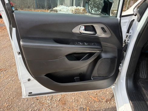 Used 2025 Chrysler Pacifica Select image 20