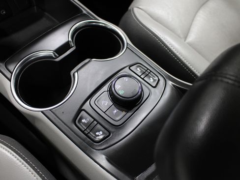Used 2023 GMC Terrain SLT AWD/4WD image 18