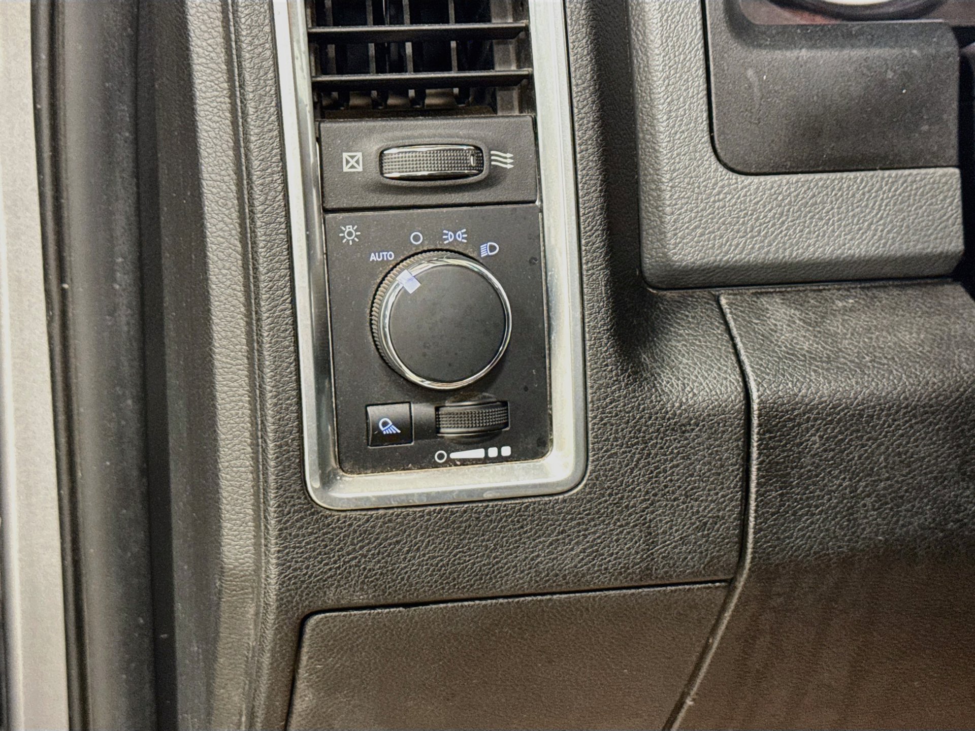 Used 2019 RAM 1500 Classic SLT RWD image 10