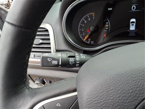 Used 2019 Jeep Grand Cherokee Laredo w/ Security & Convenience Group image 21