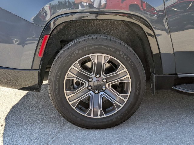 Used 2024 Jeep Wagoneer L Series II w/ Flexible Seating Group RWD image 12
