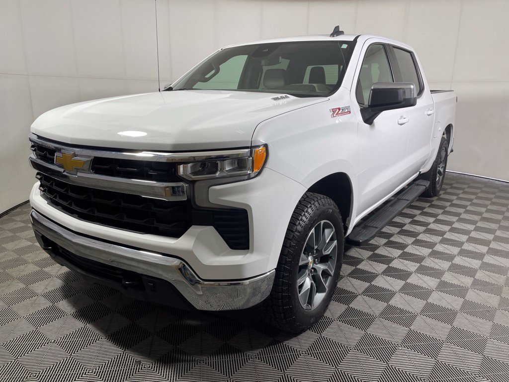Used 2024 Chevrolet Silverado 1500 LT w/ Leather Package AWD/4WD image 4