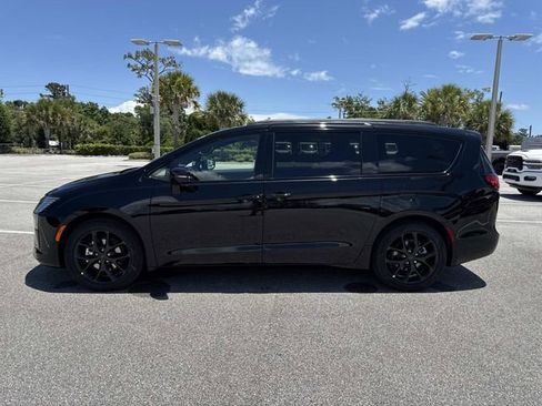 New 2027 Chrysler Pacifica Limited FWD image 6