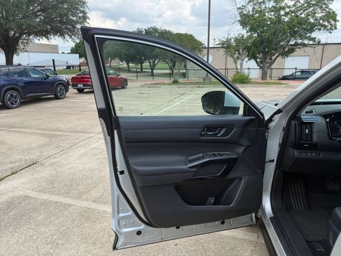 Used 2025 Nissan Pathfinder SV AWD/4WD image 18