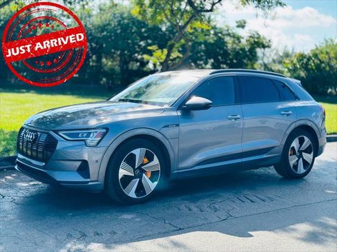 Used 2022 Audi e-tron Premium Plus w/ Premium Plus Package image 2