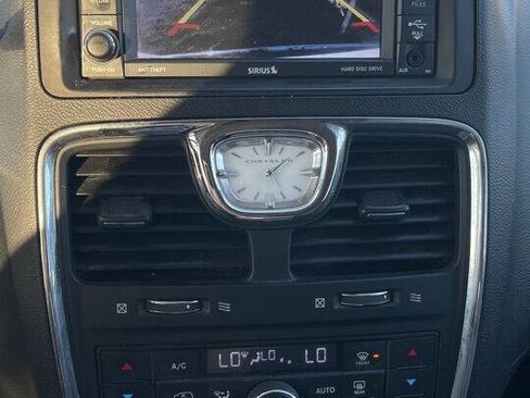 Used 2014 Chrysler Town & Country Touring image 12