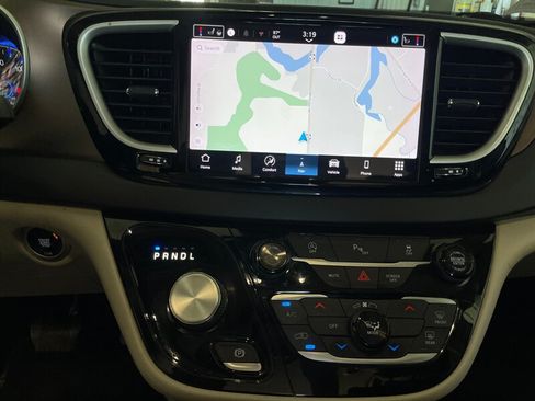 Used 2022 Chrysler Voyager LX FWD image 13