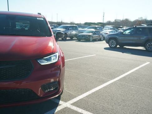 New 2026 Chrysler Pacifica Limited w/ Uconnect Theater Family Group image 39