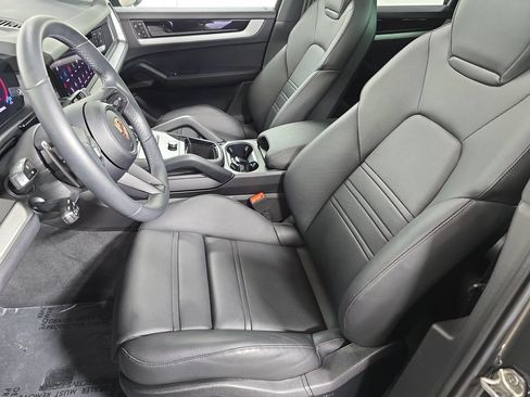 Used 2025 Porsche Cayenne AWD/4WD image 5