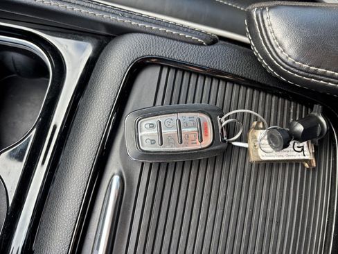 Used 2025 Chrysler Pacifica Limited image 22