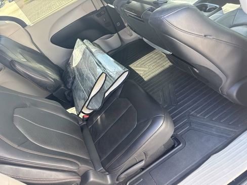 Used 2020 Chrysler Pacifica Touring-L Plus image 13