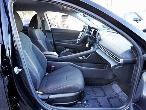 Certified 2025 Hyundai Elantra SE FWD image 17