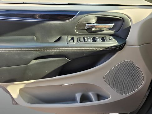 Used 2018 Dodge Grand Caravan SXT image 25