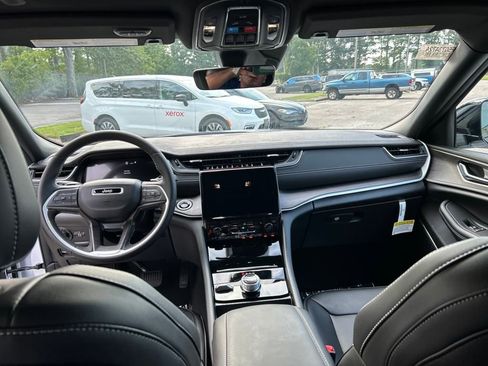 New 2025 Jeep Grand Cherokee Limited w/ Black Appearance Package image 21