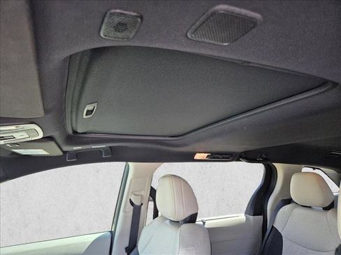Used 2025 Toyota Sienna Platinum image 14