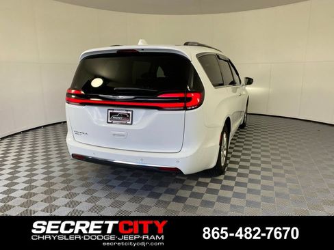 Used 2021 Chrysler Pacifica Touring-L FWD image 7
